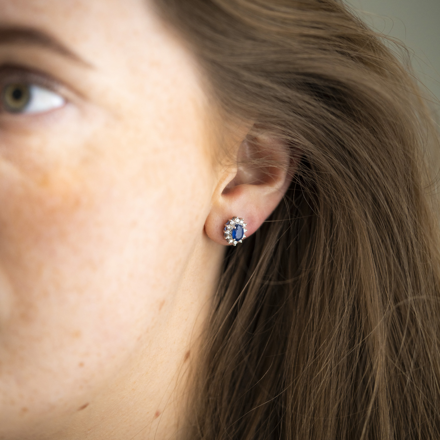 Bilde nummer 2 av Gold Collection, Øredobber i 585 hvitt gull med diamanter 0,48 ct og safir
