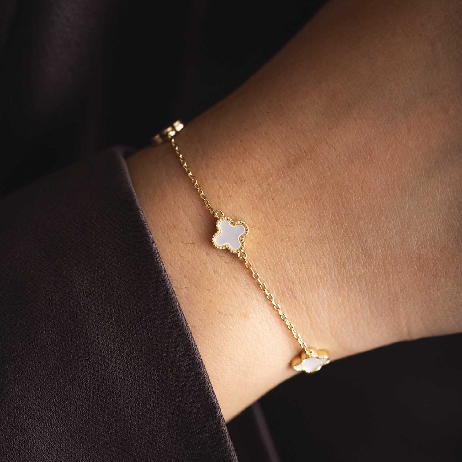 Bilde nummer 2 av Pan Jewelry, Kløver armbånd i forgylt 925 sølv med perlemor