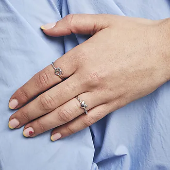 Bilde nummer 2 av Ring i 925 sølv med knutehjerte