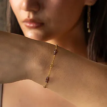 Bilde nummer 2 av Fairy armbånd i forgylt 925 sølv med plommefargede glasstener