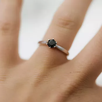 Bilde nummer 3 av Olivia diamantring i 585 hvitt gull med sort diamant 0,50 ct