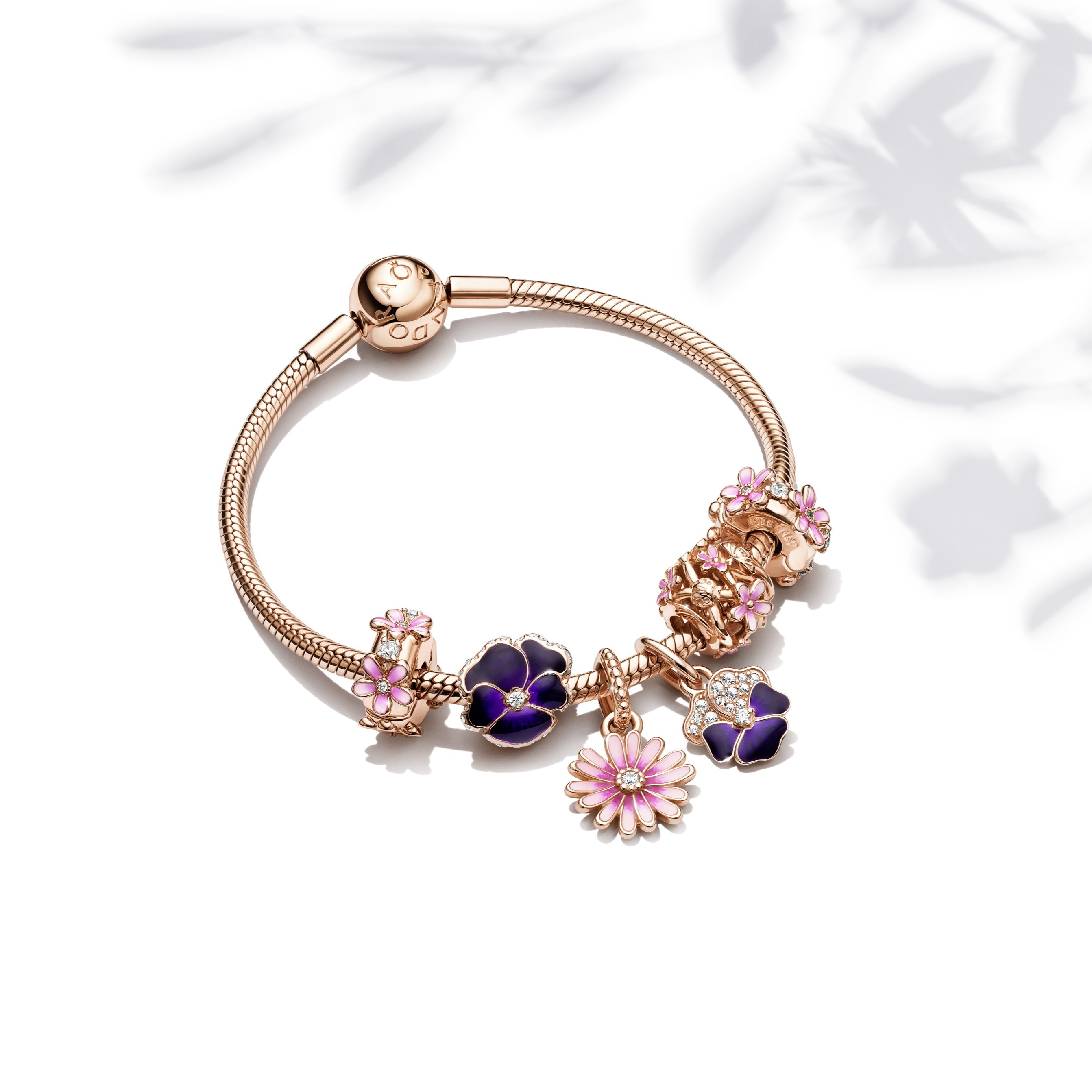 Bilde nummer 2 av Pandora Moments, Charm i 925 rosèforgylt sølv med tusenfryd
