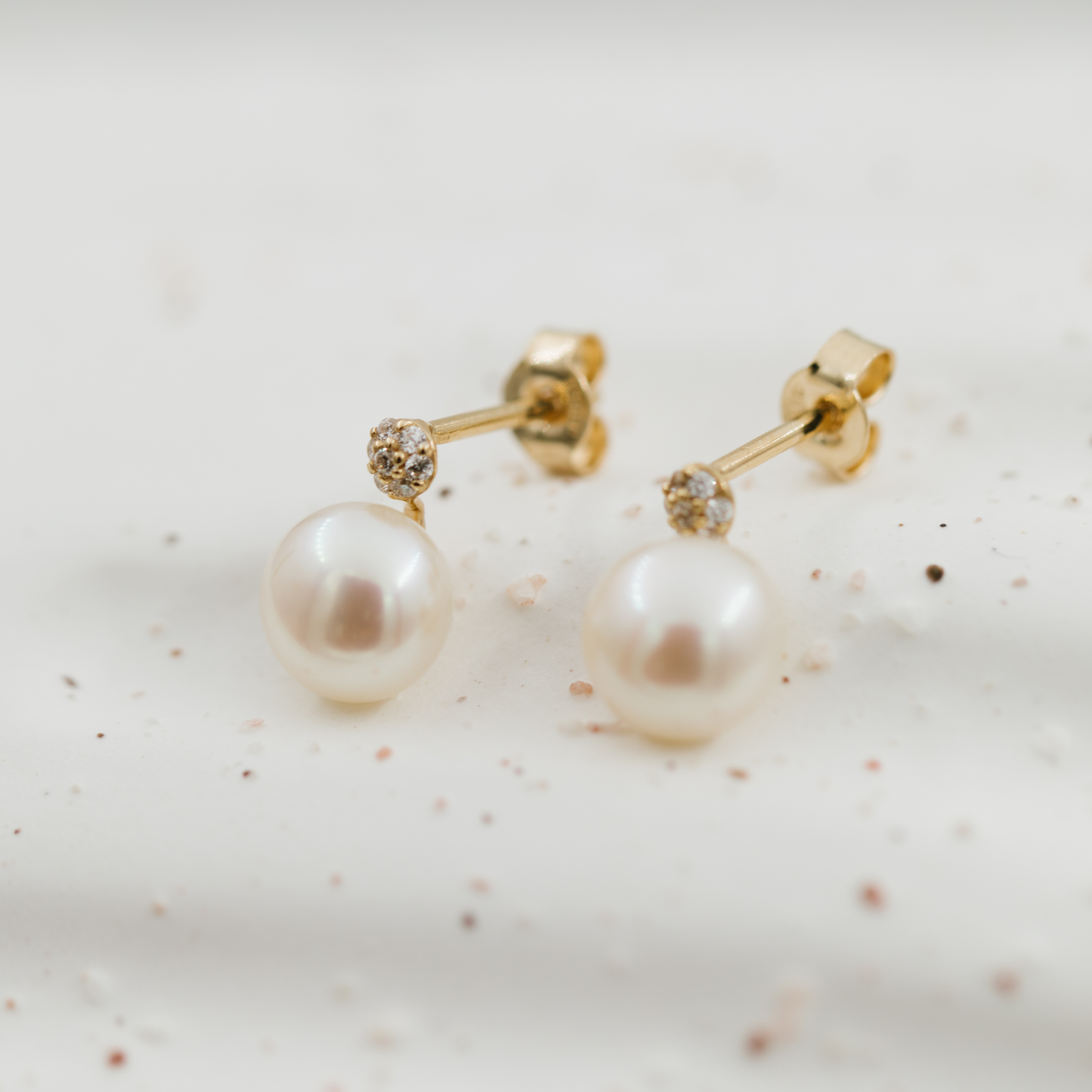 Bilde nummer 4 av Pan Jewelry, Øredobber i 585 gult gull med ferskvannsperler og zirkonia
