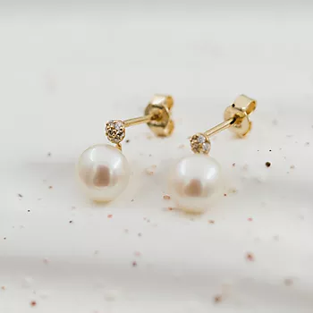 Bilde nummer 4 av Pan Jewelry, Øredobber i 585 gult gull med ferskvannsperler og zirkonia