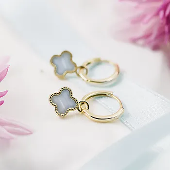 Bilde nummer 2 av Pan Jewelry, Kløver øreringer i forgylt 925 sølv med lyseblå sodalitt
