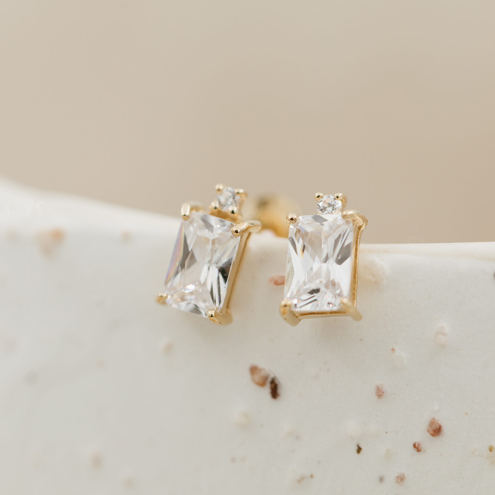 Bilde nummer 4 av Pan Jewelry, Øredobber i 585 gult gull med glass sten og zirkonia
