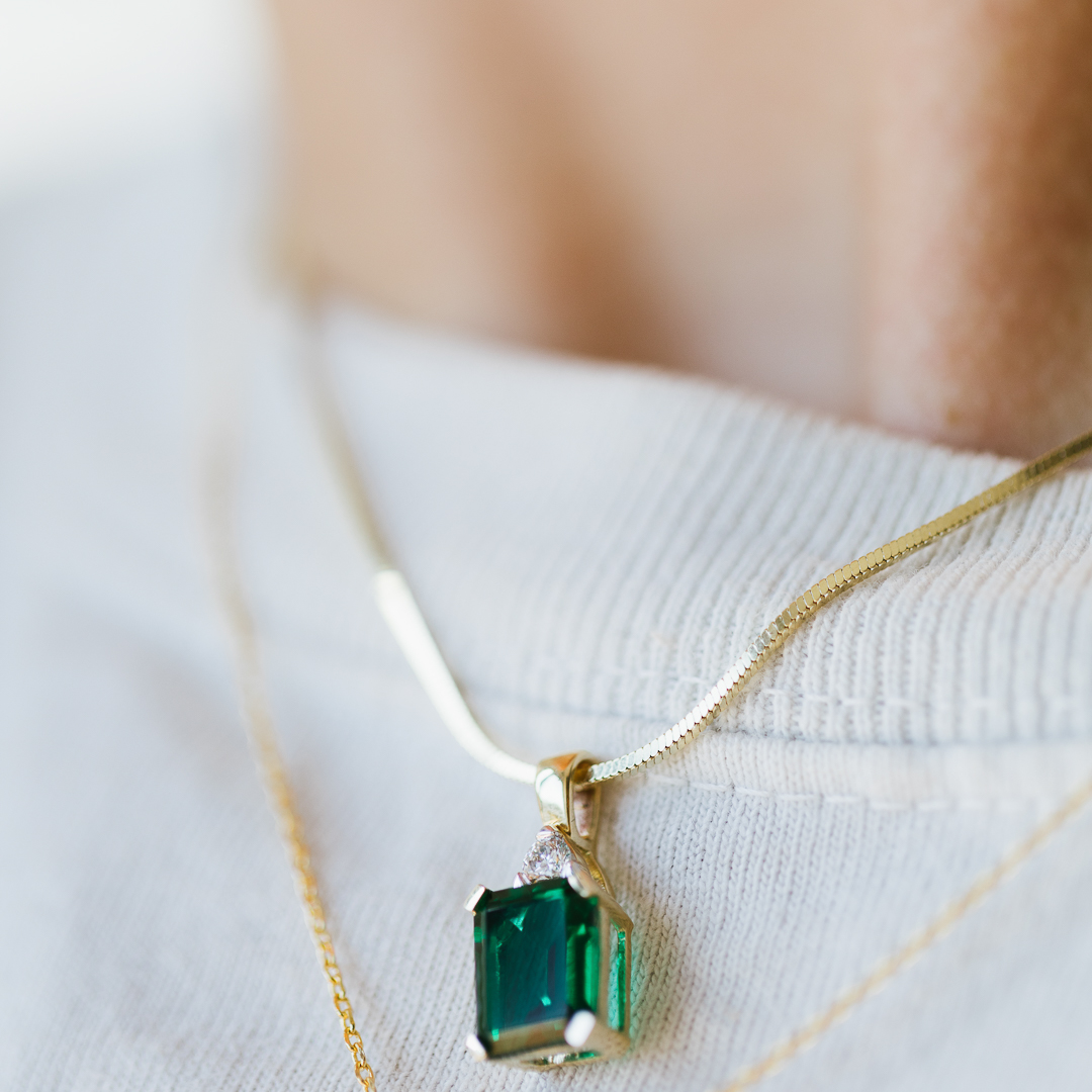 Bilde nummer 4 av Michelle smykke i 585 gult gull med diamant 0,10 ct hydrotermisk smaragd