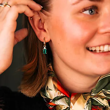 Bilde nummer 2 av Michelle diamantøreringer i 585 gult gull 0,16 ct med hydrotermisk smaragd