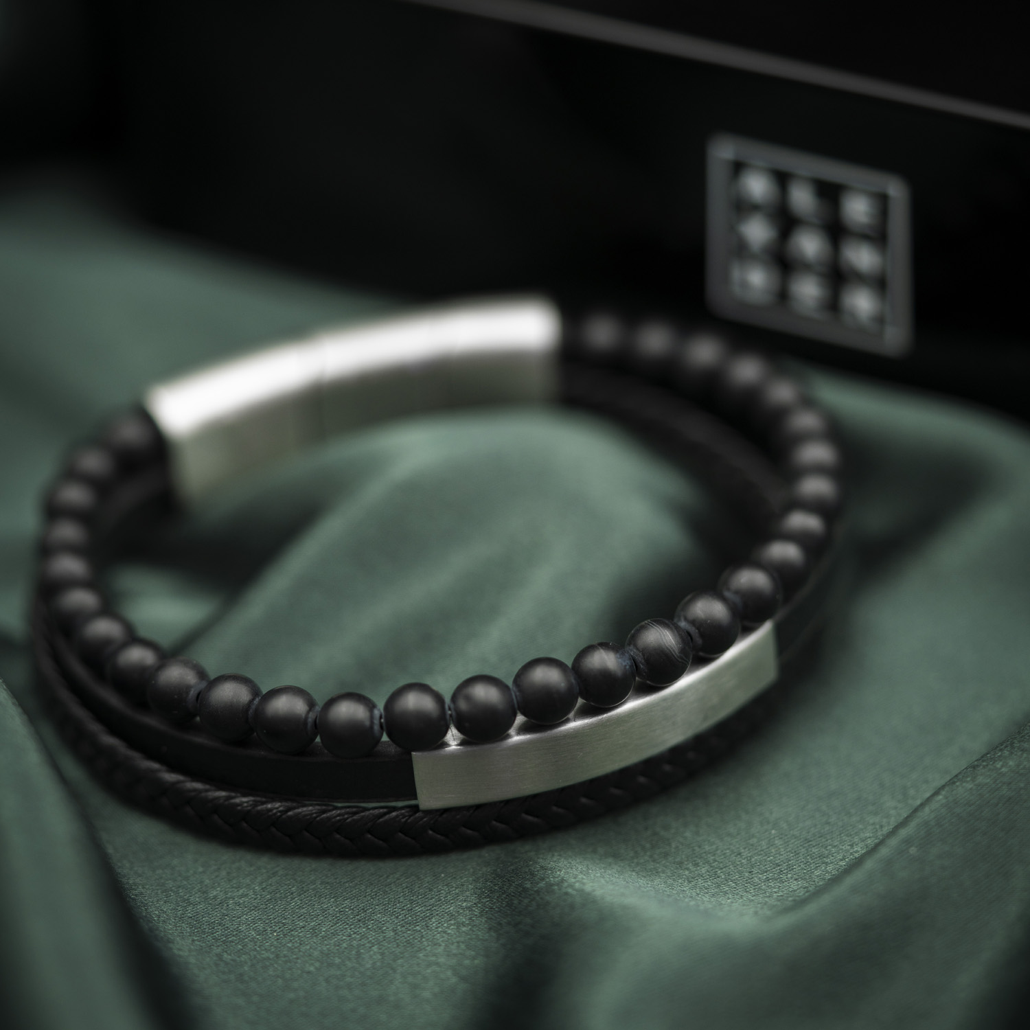 Bilde nummer 2 av Alexander, Armbånd i stål med sort skinn og onyx