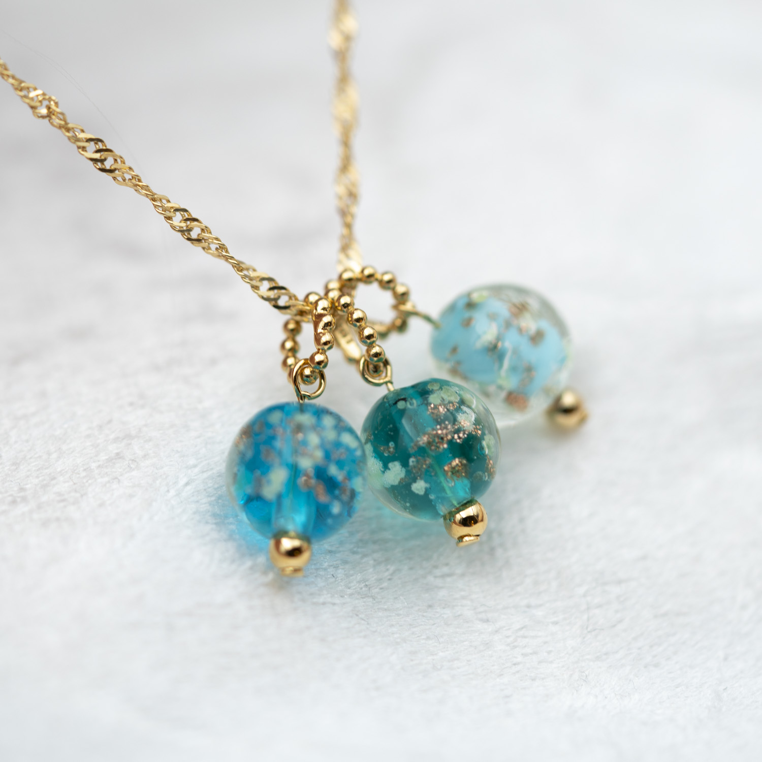Bilde nummer 3 av Pan Jewelry, Anheng i 925 forgylt sølv med turkis glasskule