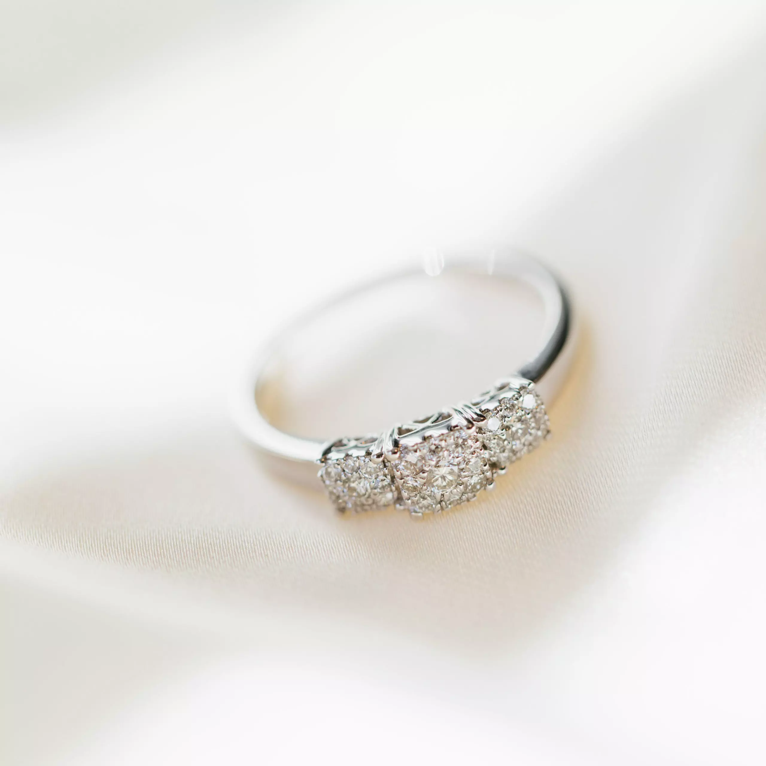 Bilde nummer 3 av Line diamantring i 375 hvitt gull 0,25 ct