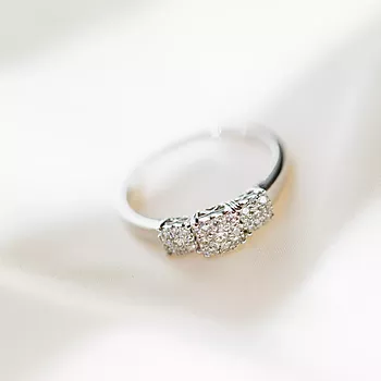 Bilde nummer 3 av Line diamantring i 375 hvitt gull 0,25 ct