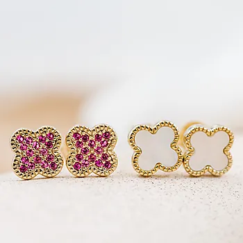 Bilde nummer 3 av Kløver øredobber i forgylt 925 sølv med perlemor