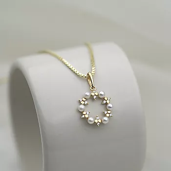Bilde nummer 3 av Pan Jewelry, Anheng i 585 gult gull med ferskvannsperler og zirkonia med sirkel