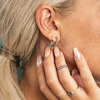 Bilde nummer 2 av Pan Jewelry, Øreringer i forgylt sølv med grønn zirkonia