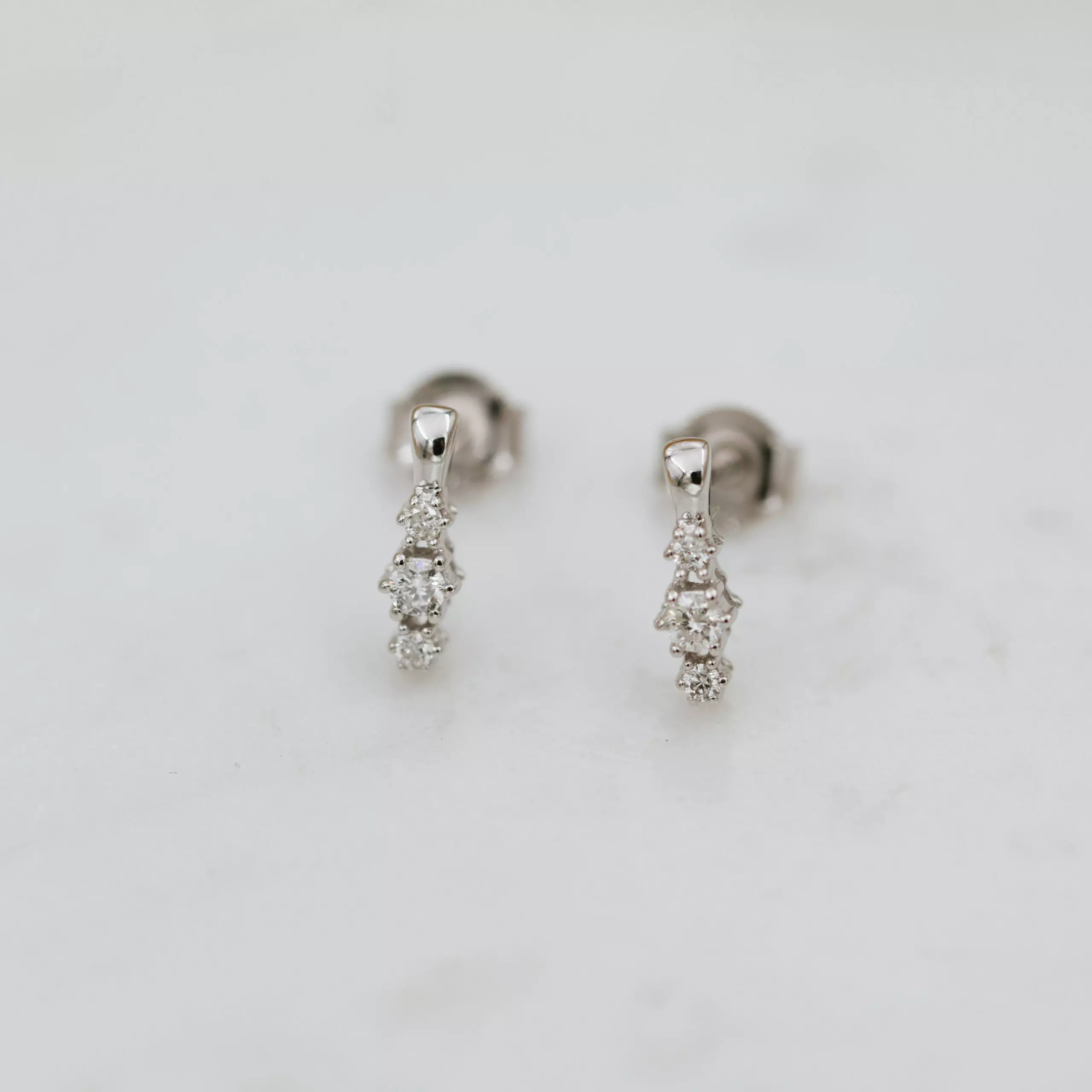 Bilde nummer 3 av Nora øredobber i 375 hvitt gull med diamanter 0,16 ct