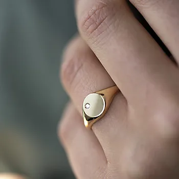 Bilde nummer 2 av Pan Jewelry, Signetring i 585 gult gull med zirkonia