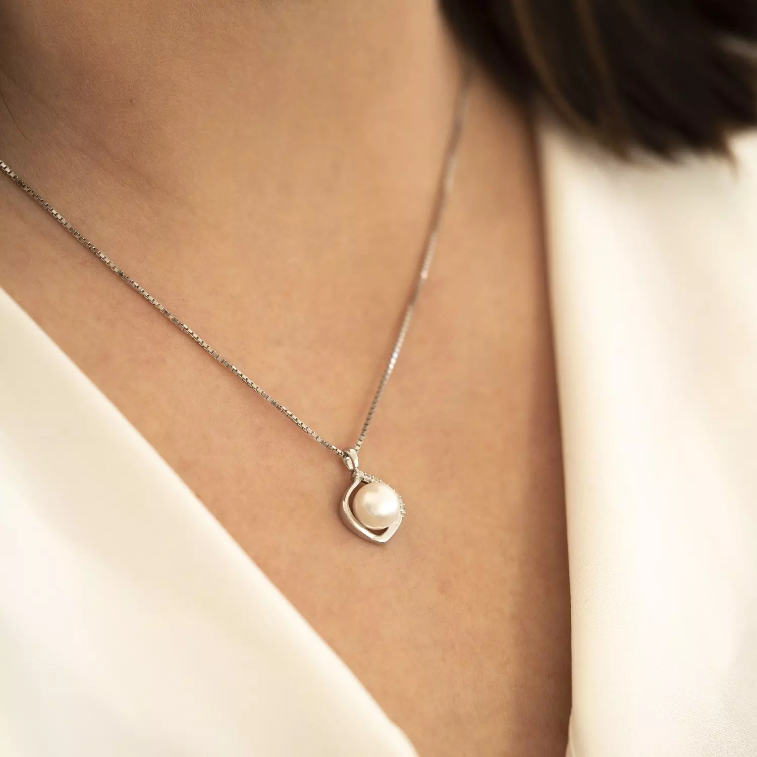 Bilde nummer 2 av Pan Jewelry, Anheng i 585 hvitt gull med ferskvannsperle og zirkonia med dråpeform