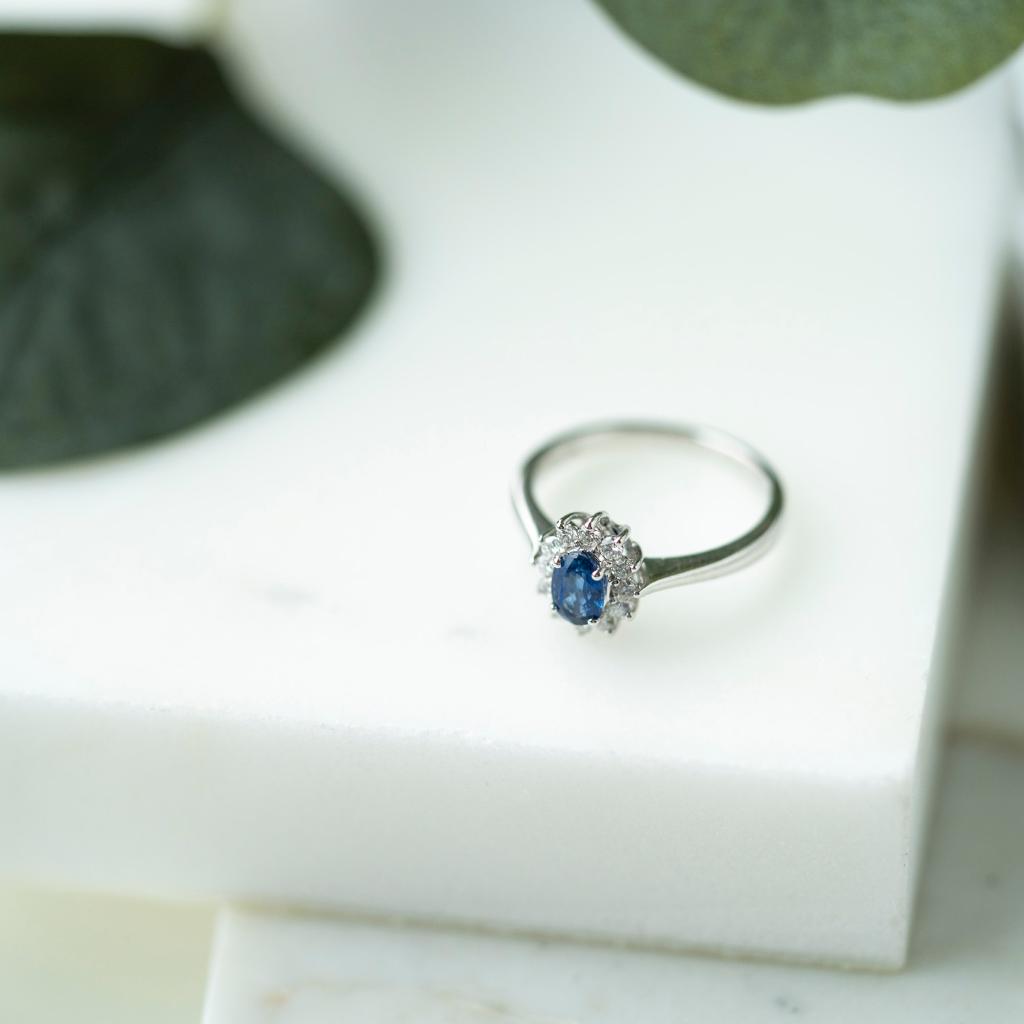 Bilde nummer 3 av Gold Collection, Ring i 585 hvitt gull med diamanter 0,24 ct og safir