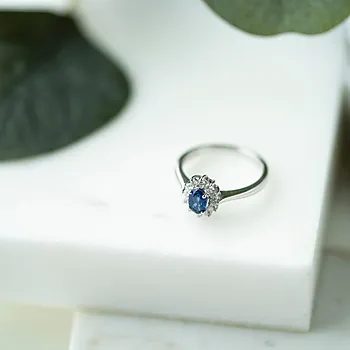 Bilde nummer 3 av Gold Collection, Ring i 585 hvitt gull med diamanter 0,24 ct og safir