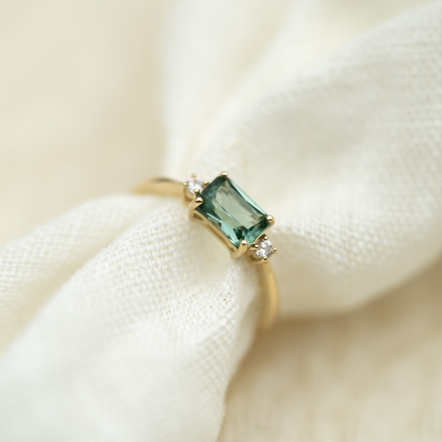 Bilde nummer 3 av Pan Jewelry, Ring i 585 gult gull med zirkonia og syntetisk grønn spinell