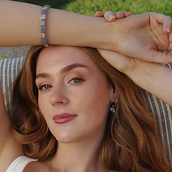 Bilde nummer 2 av Armbånd i messing med denimfarget emailje