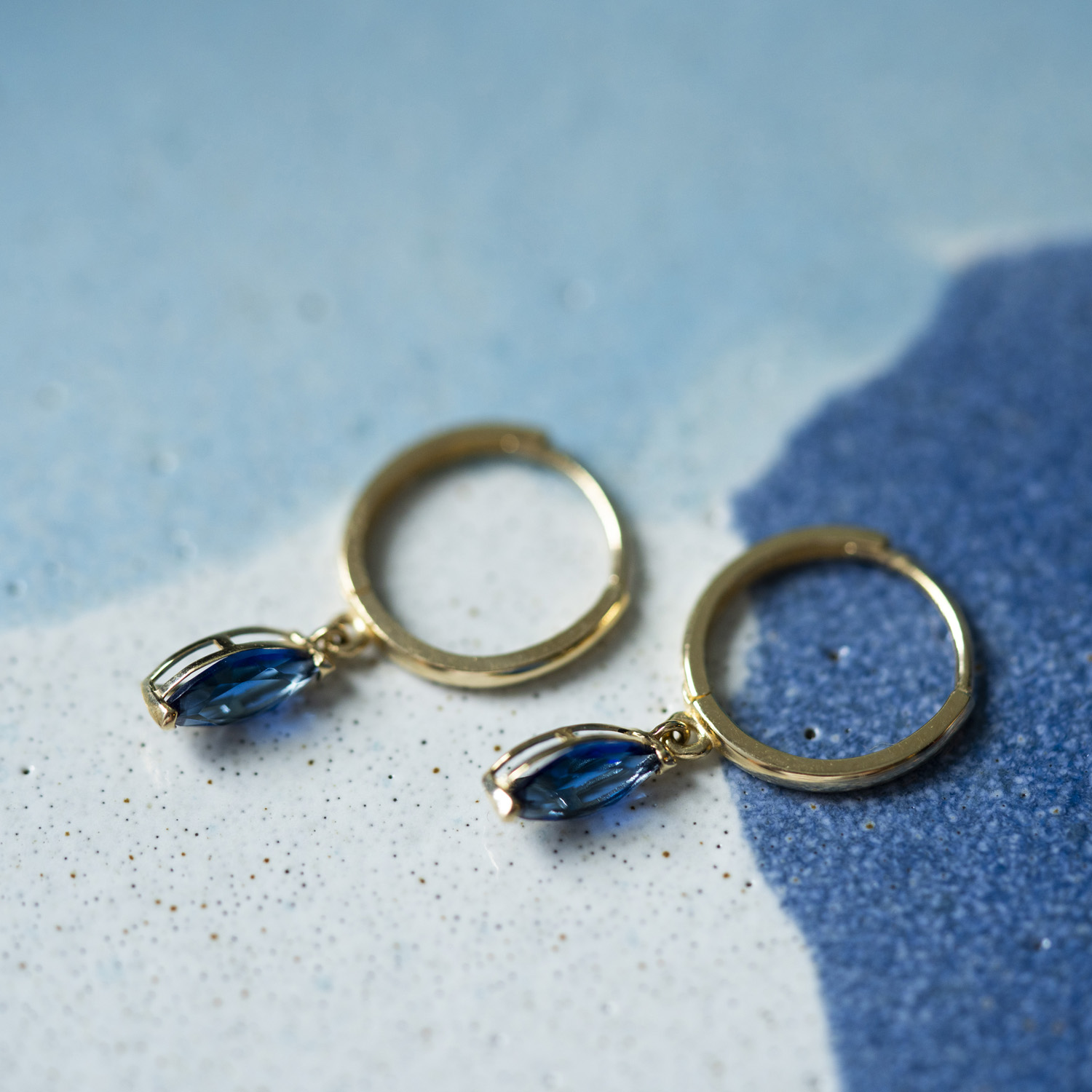 Bilde nummer 3 av Pan Jewelry, Øreringer i 585 gult gull med blå zirkonia
