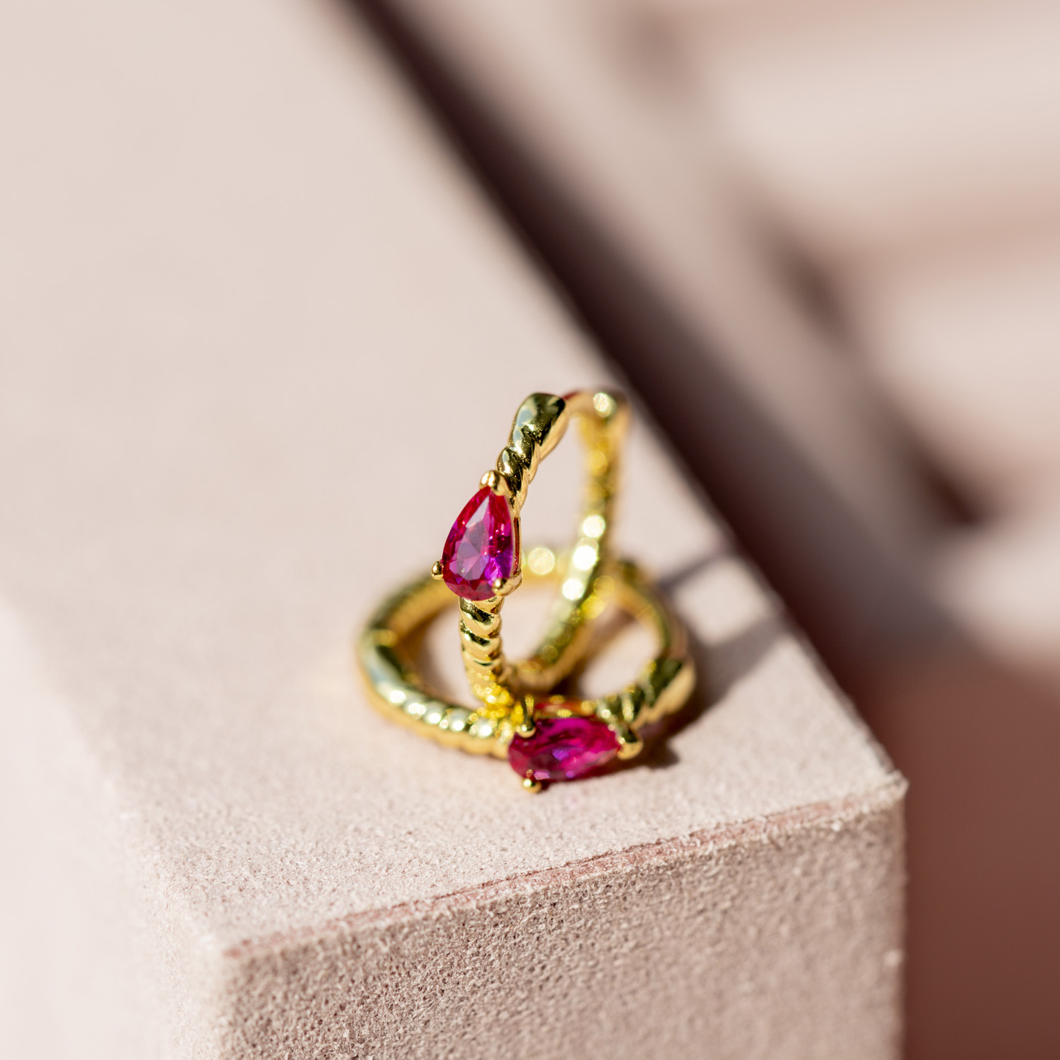 Bilde nummer 3 av Janne Formoe by Pan Jewelry, Øreringer i forgylt sølv med rosa zirkonia