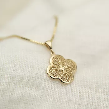 Bilde nummer 3 av Pan Jewelry, Anheng i 585 gult gull med blomst og ornament