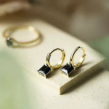 Bilde nummer 4 av Pan Jewelry, Øreringer i forgylt sølv med sort zirkonia