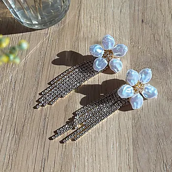 Bilde nummer 4 av Tone Damli by A&C, Blossom øredobber i forgylt stål med syntetiske perler og krystaller