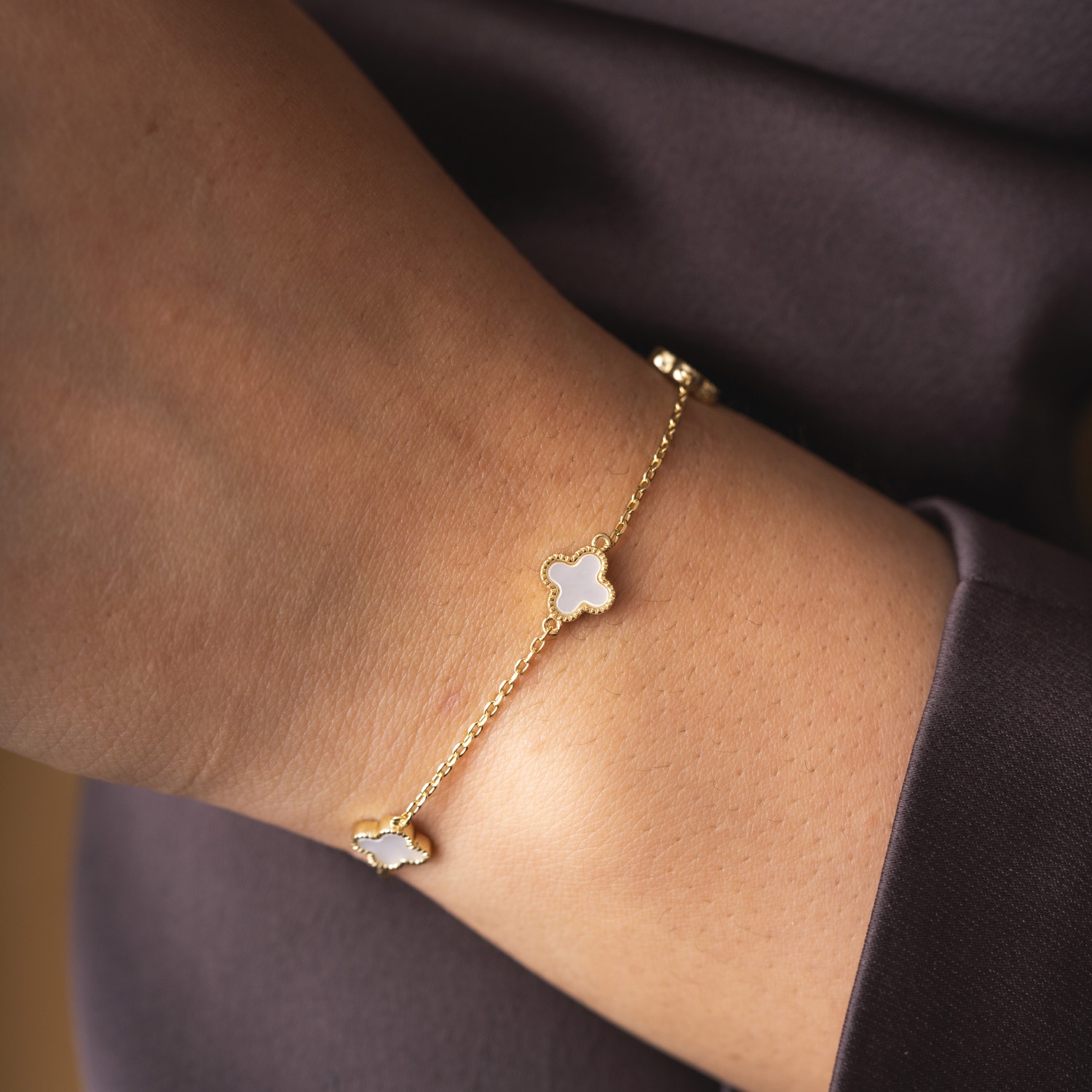 Bilde nummer 4 av Pan Jewelry, Kløver armbånd i forgylt 925 sølv med perlemor