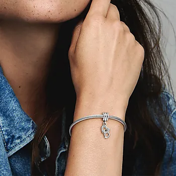 Bilde nummer 2 av Pandora Moments, Charm i 925 sølv med sammelåste hjerter