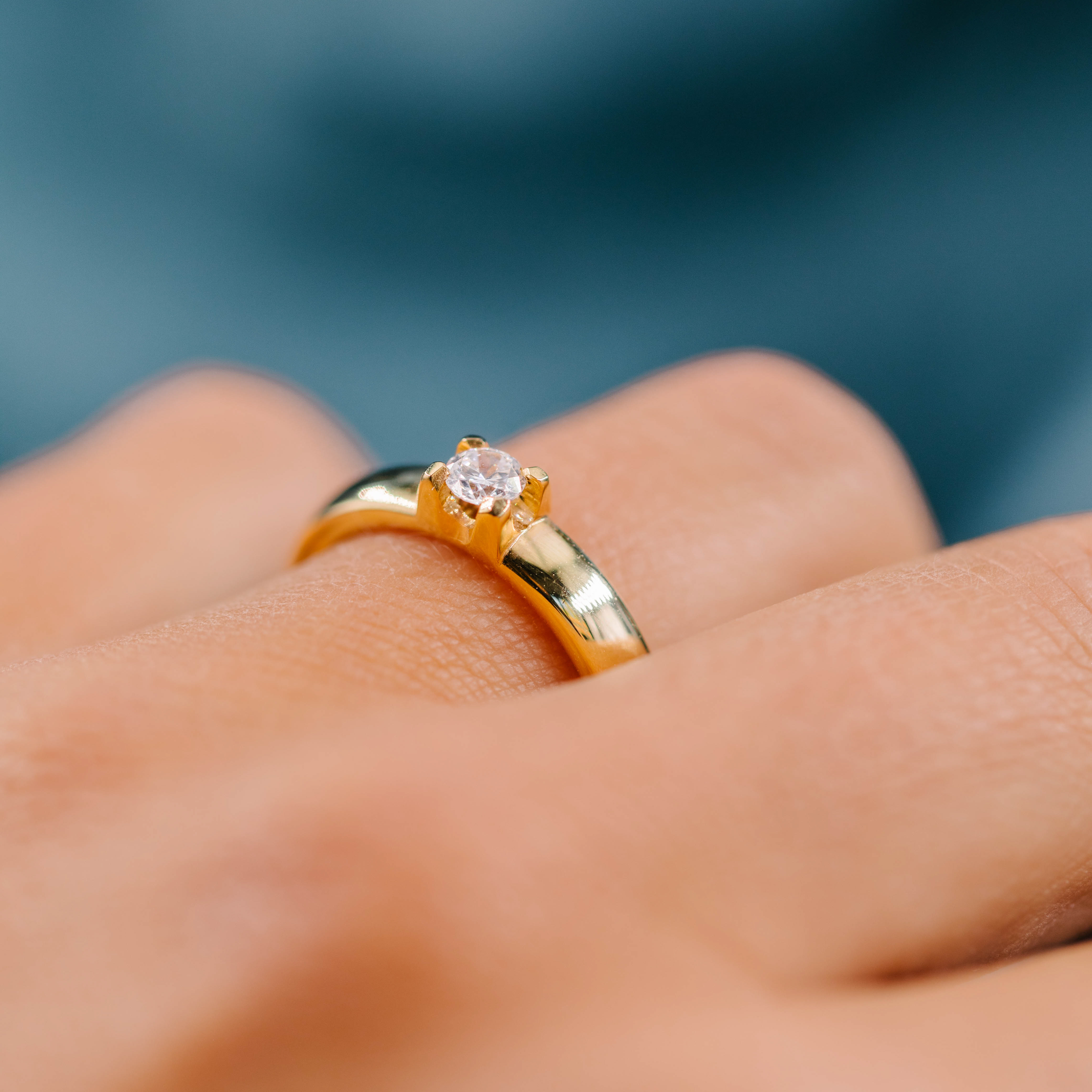 Bilde nummer 3 av Giftering i 585 gult gull med diamant 0,20 ct | 4 mm bredde