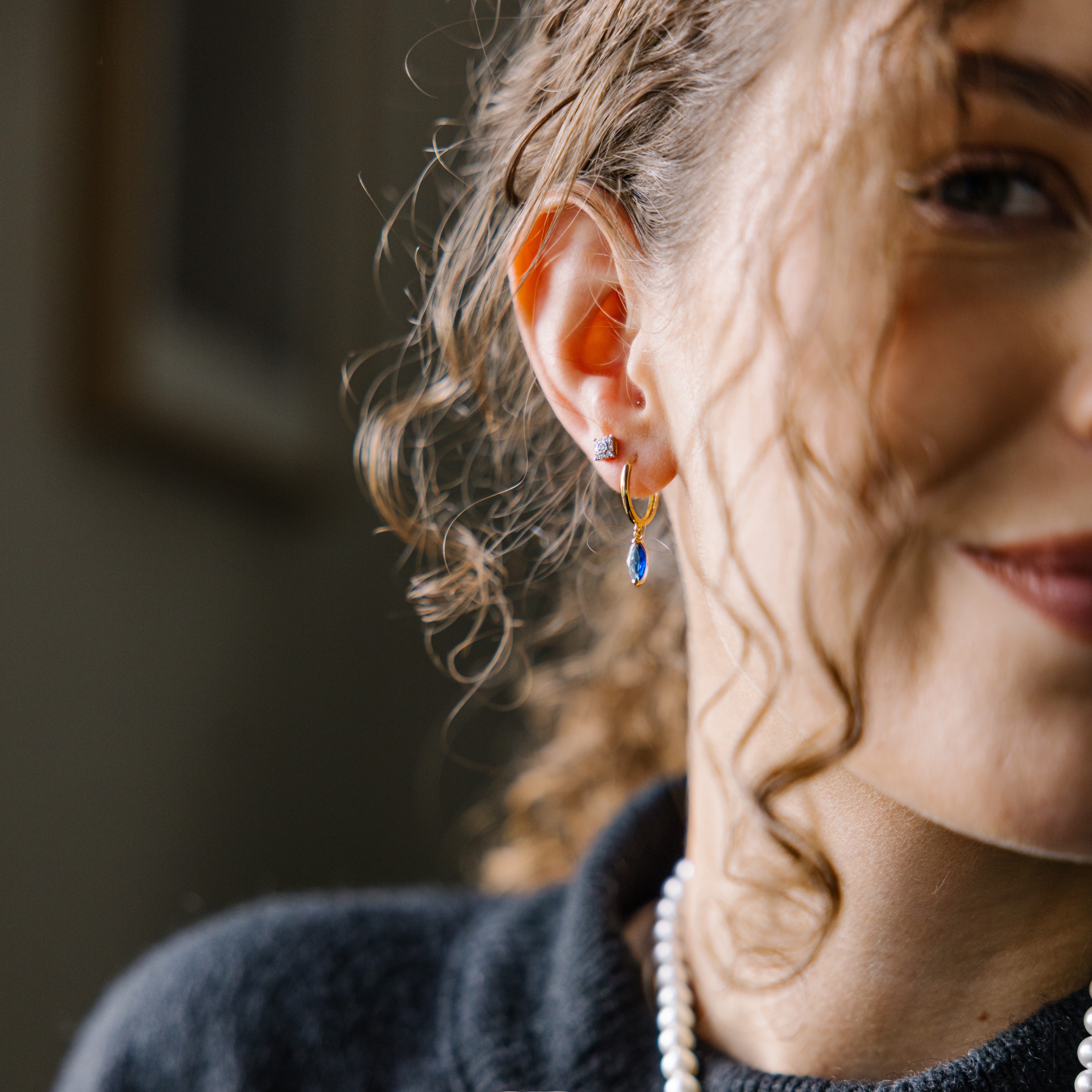 Bilde nummer 4 av Pan Jewelry, Øreringer i 585 gult gull med blå zirkonia