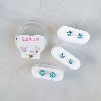 Bilde nummer 2 av Blomdahl, Øredobber i medisinsk plast med turkise Swarovski krystaller