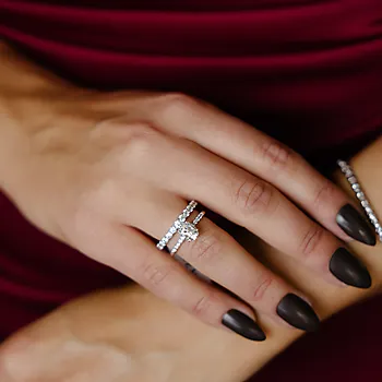 Bilde nummer 3 av Julie diamantring i 375 hvitt gull 0,12 ct med moissanite