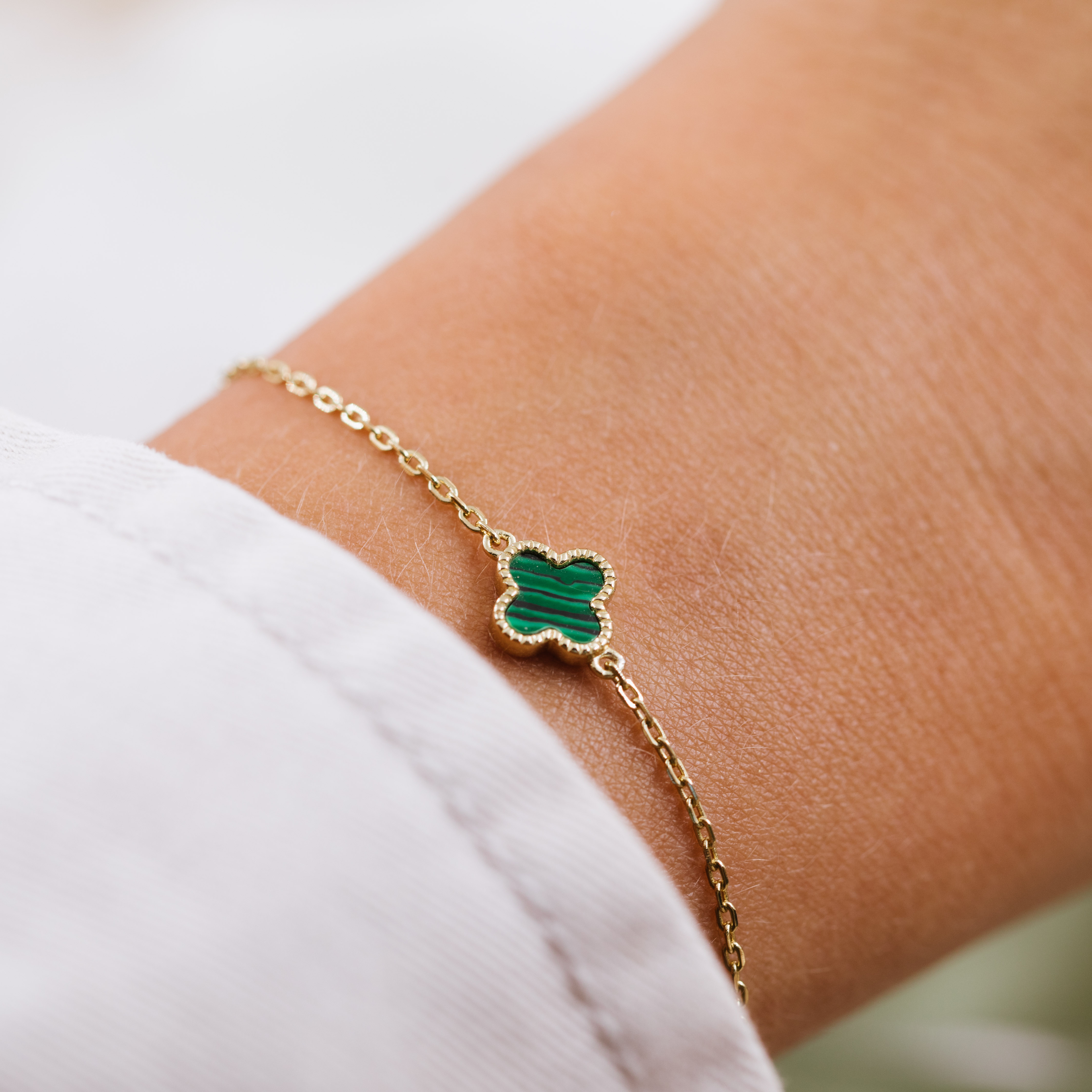 Bilde nummer 2 av Pan Jewelry, Kløver armbånd i forgylt 925 sølv med grønn syntetisk malakitt