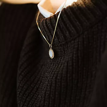 Bilde nummer 4 av Pan Jewelry, Anheng i 585 gult gull med perlemor og blomstdesign