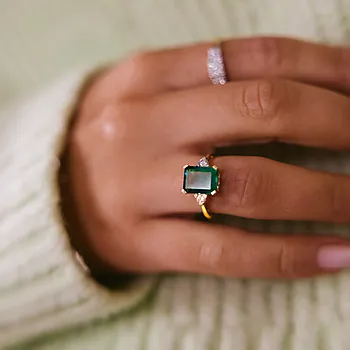 Bilde nummer 2 av Michelle diamantring i 585 gult gull 0,20 ct med hydrotermisk smaragd