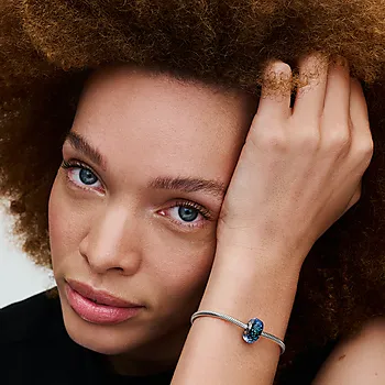 Bilde nummer 2 av Pandora Moments, Charm i 925 sølv med blått muranoglass