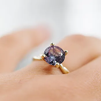 Bilde nummer 2 av Pan Jewelry Drops, Ring i 585 gult gull med syntetisk Alexandritt