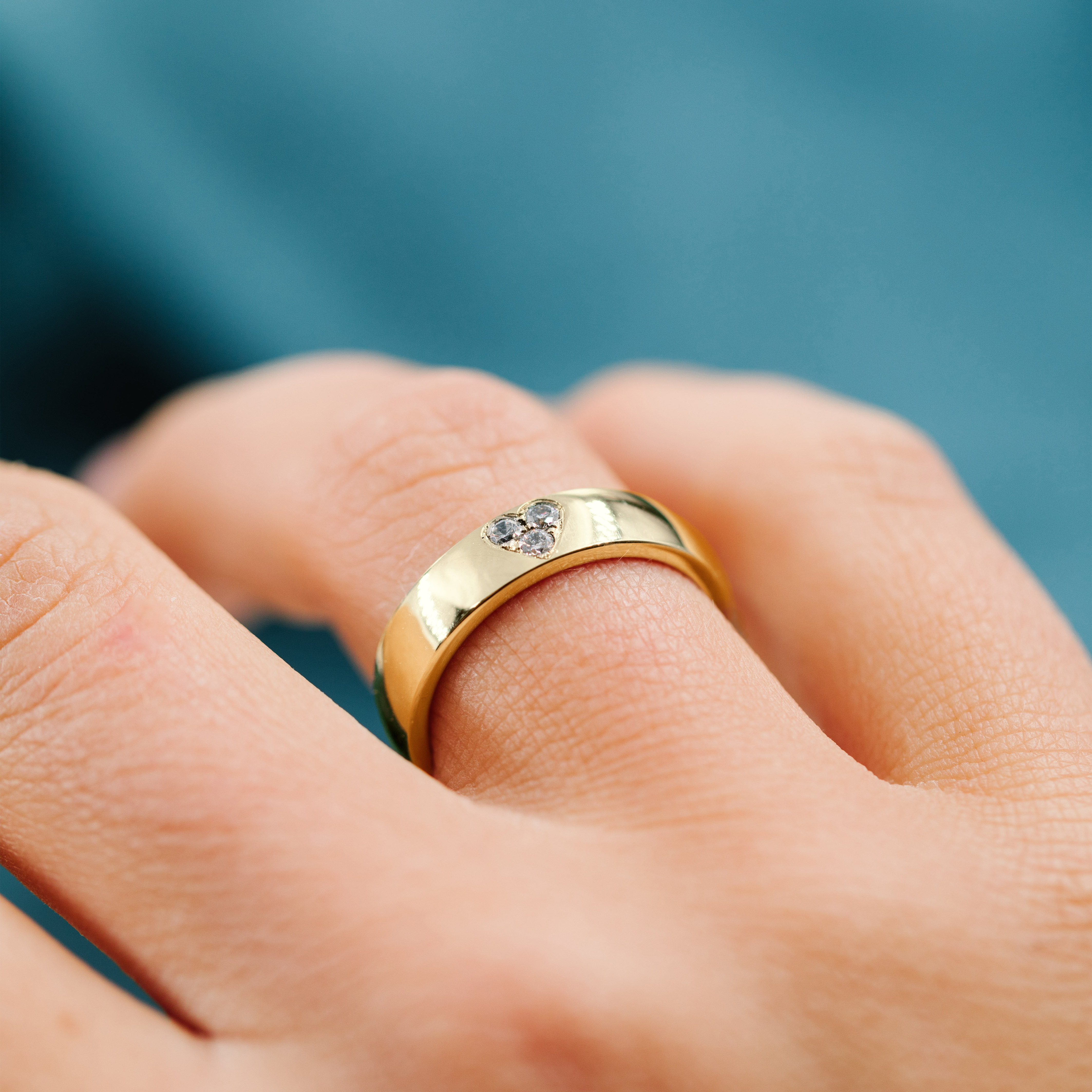 Bilde nummer 4 av Moments by Pan Jewelry, Diamantring Beloved i 585 gult gull med hjerte 0,12 CT | 5 mm bredde