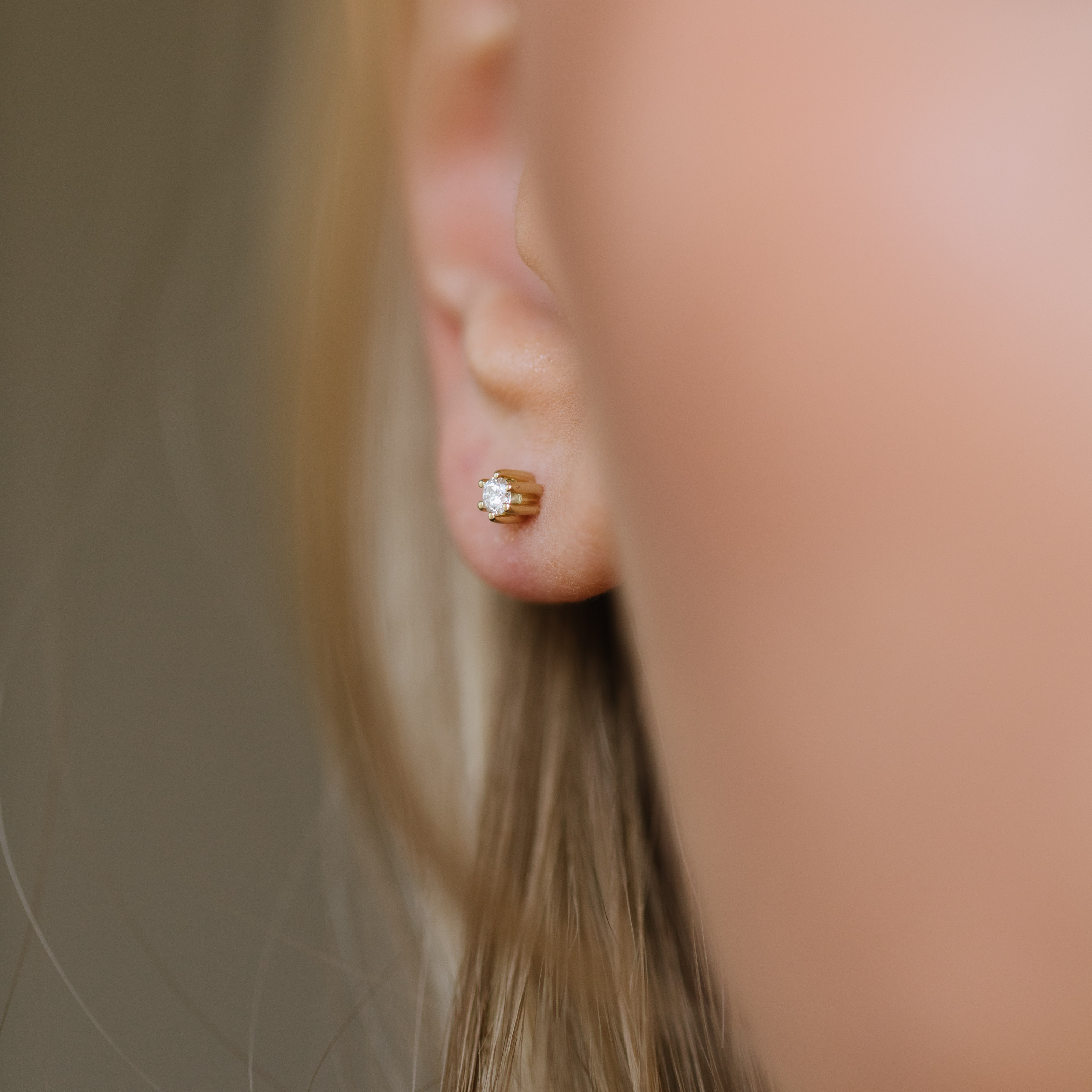 Bilde nummer 2 av Pan Jewelry, Ingrid enstensøredobber i 585 gult gull 0,10 ct