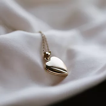 Bilde nummer 2 av Pan Jewelry, Medaljong i 585 gult gull med hjerte