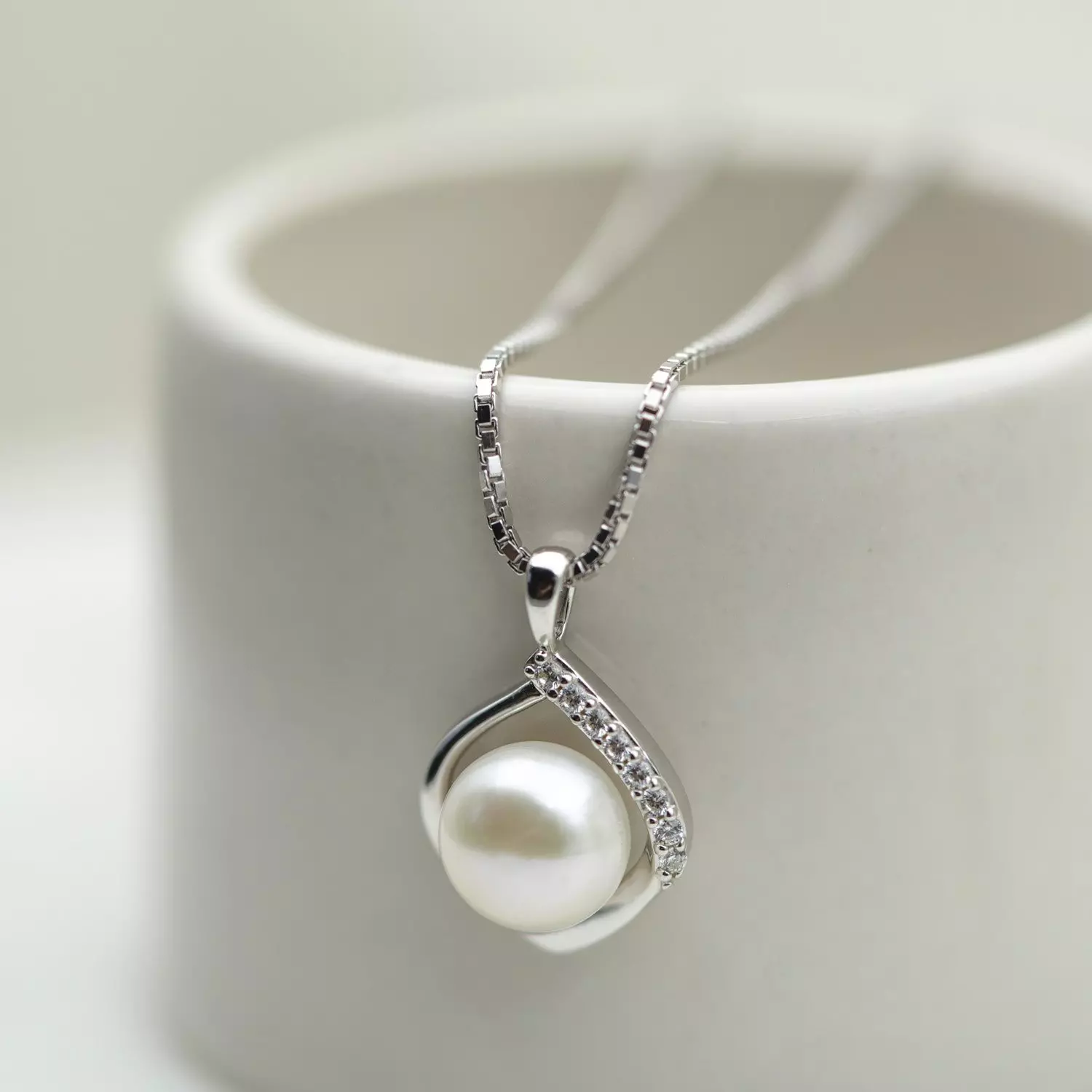 Bilde nummer 3 av Pan Jewelry, Anheng i 585 hvitt gull med ferskvannsperle og zirkonia med dråpeform