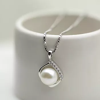Bilde nummer 3 av Pan Jewelry, Anheng i 585 hvitt gull med ferskvannsperle og zirkonia med dråpeform