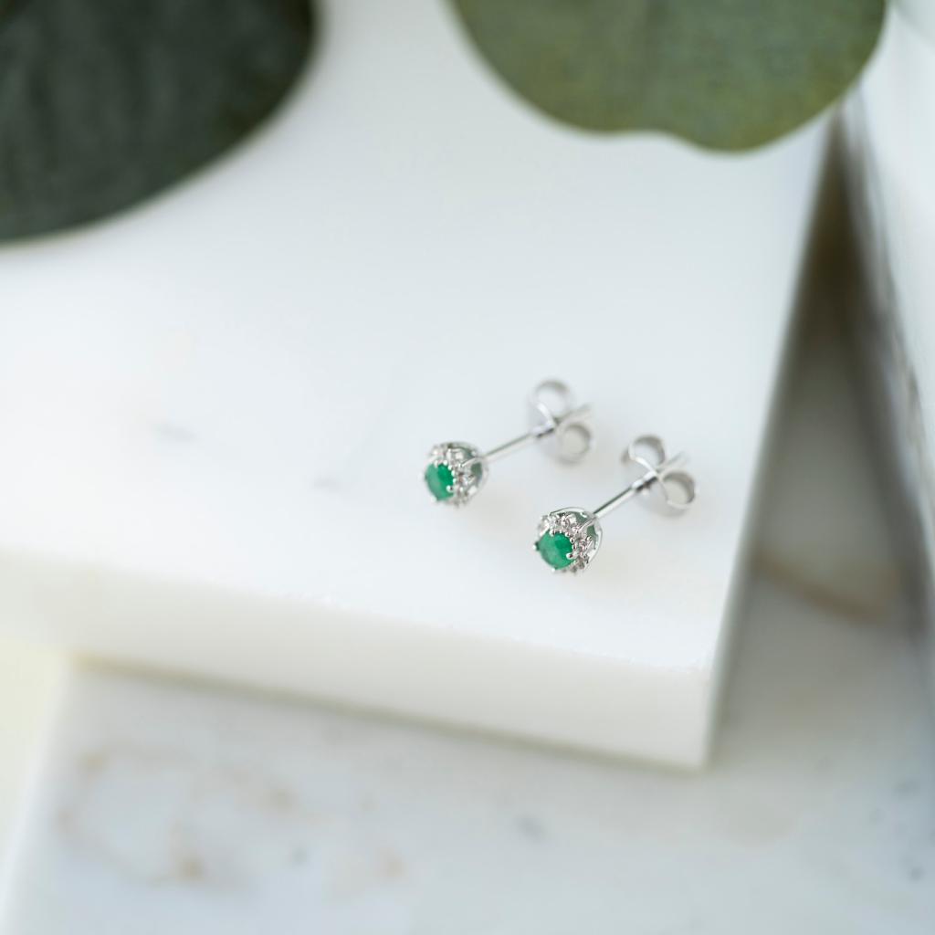 Bilde nummer 4 av Gold Collection, Øredobber i 585 hvitt gull med diamanter 0,08 ct og smaragd