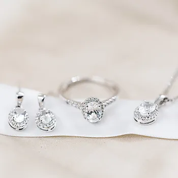Bilde nummer 3 av Edel smykke i 585 hvitt gull med diamanter 0,10 ct med hvit topas