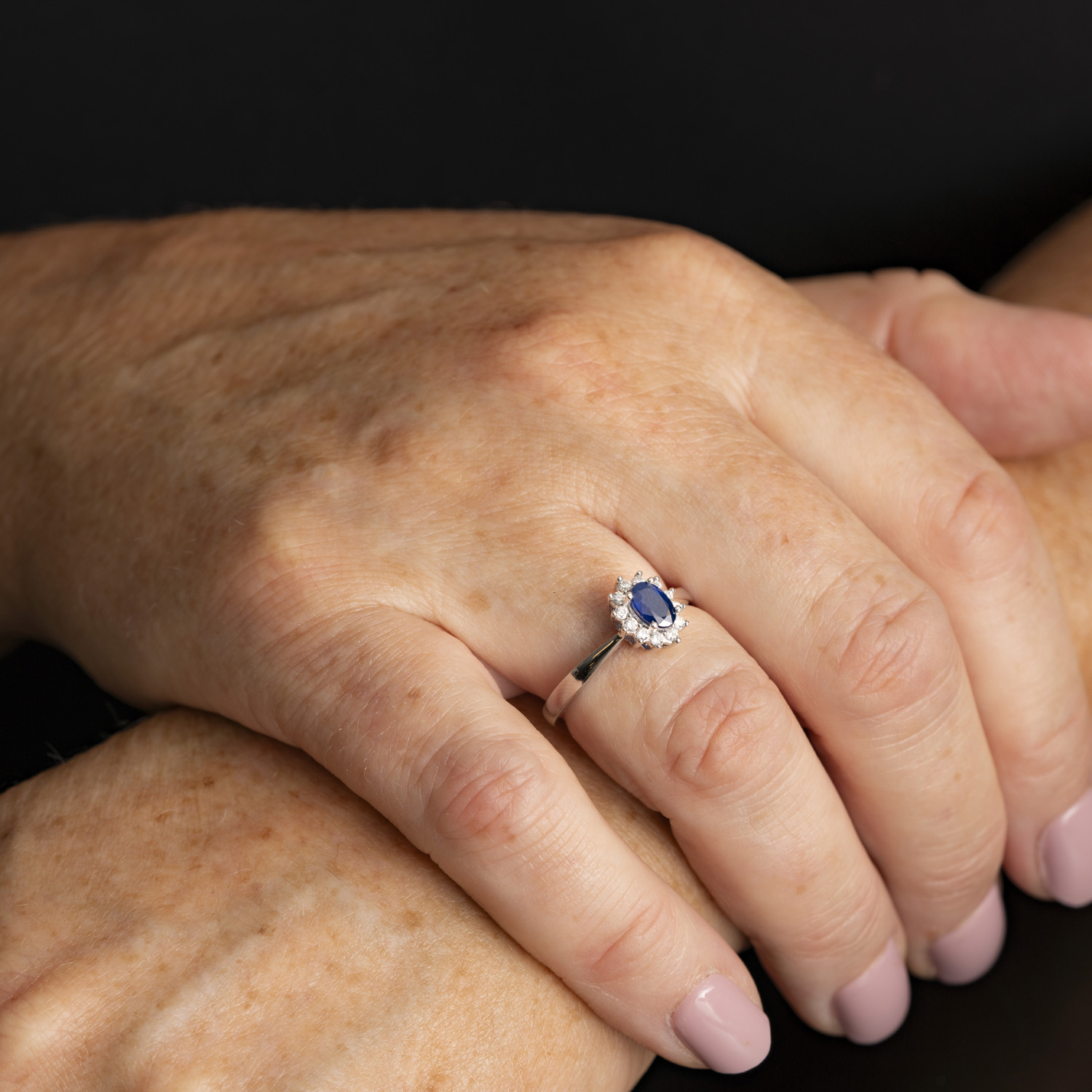 Bilde nummer 2 av Pan Jewelry, Ring i 585 hvitt gull med diamanter 0,16 ct og safir